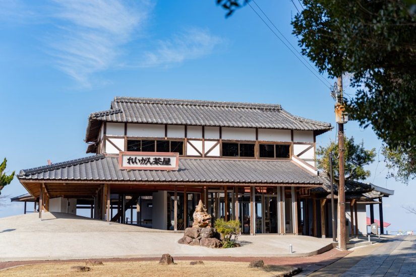 古くから屋島山上を訪れた人々の休憩処として親しまれている「れいがん茶屋」。 海と空が一望できるカフェへと、2021年10月にリニューアル。