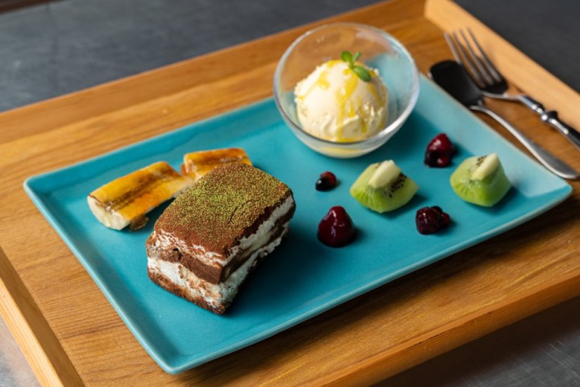 カフェでは屋島をイメージした料理やスイーツを提供。写真の「屋島ティラミス」は瀬戸内海に浮かぶ島をイメージ。