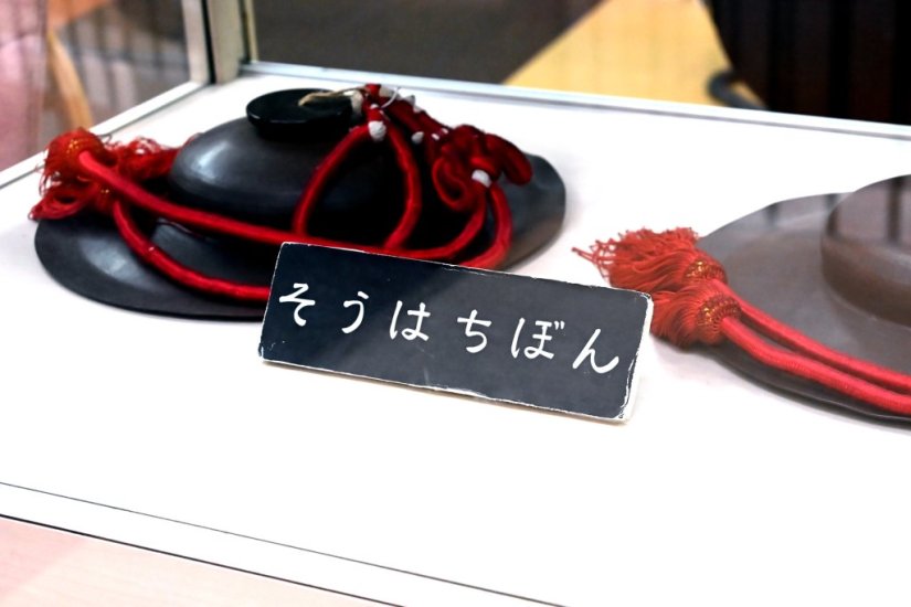 羽咋に伝わる古文書に「そうはちぼん」と呼ばれる、シンバルのような仏具の形に似た謎の飛行物体が、頻繁に空を飛行しているのが目撃されていたことが記されていた。