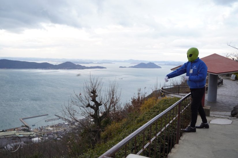 屋島山上を訪れたら絶対してほしい「かわら投げ」。