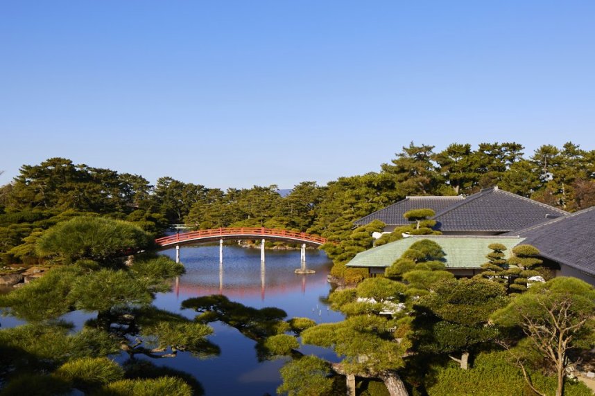 1688年に築庭された池泉回遊式の大名庭園「中津万象園」。うちわ作りの合間に、風情ある景色を感じてみては。
