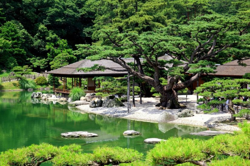 『栗林公園』の南湖一帯は、園内でも最初に築庭されたエリア。歴代藩主が愛した大茶屋「掬月亭（きくげつてい）」は中心的な建物。
