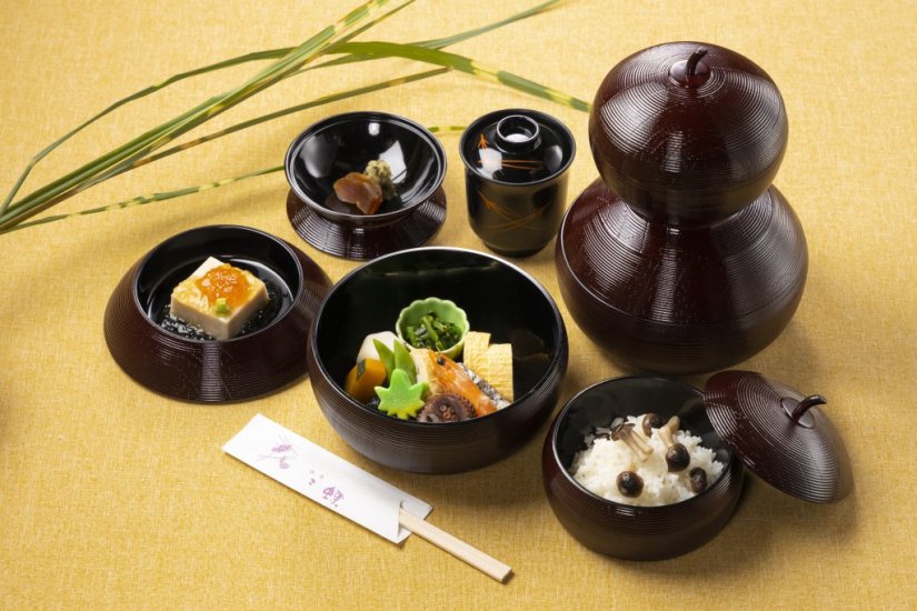 高松市内の老舗『料亭 二蝶』の料理を昼食にいただくことも可能。（期間限定で、春シーズンは３月～6月まで、秋シーズンは９月～11月まで。）利用日の前日17時までの要予約（2名以上から受付）。写真は「季楽点心・抹茶付き（3,000円）」。※基本的に食事場所は日暮亭となりますが、人数により掬月亭となる場合があります。予約先：0120-85-7170／料亭二蝶