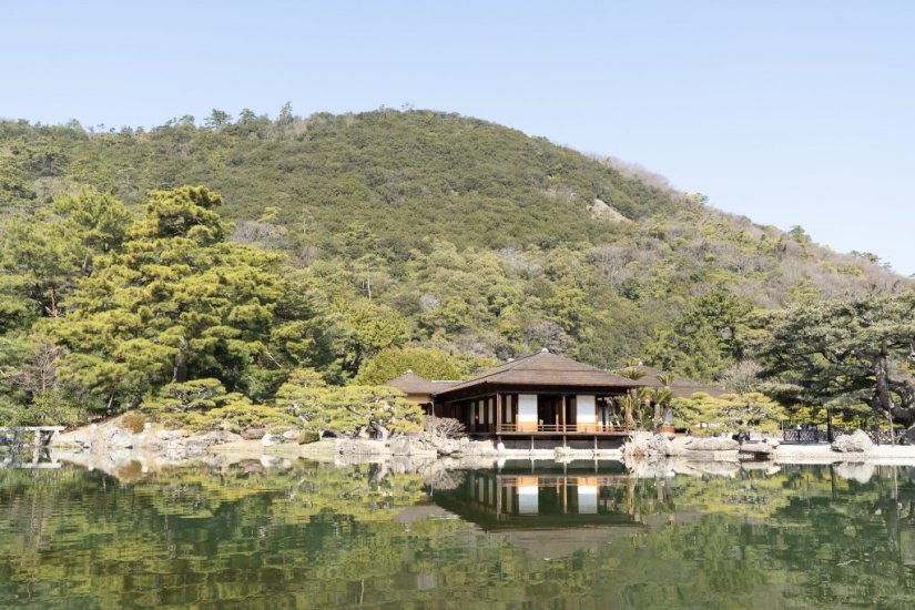 船に乗って湖面に近い視線で見ると、歩いて鑑賞する時とは違った雰囲気が楽しめる。「掬月亭」の掬月の間を正面から間近に捉えられるのは和船ならでは。
