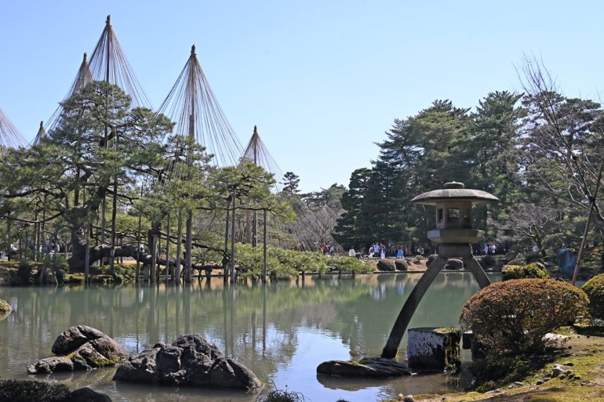 石川県金沢市の中心部、金沢城に隣接する「兼六園」は、歴代の加賀藩主・前田家によって長い歳月をかけて形づくられた、江戸時代の代表的な大名庭園。
