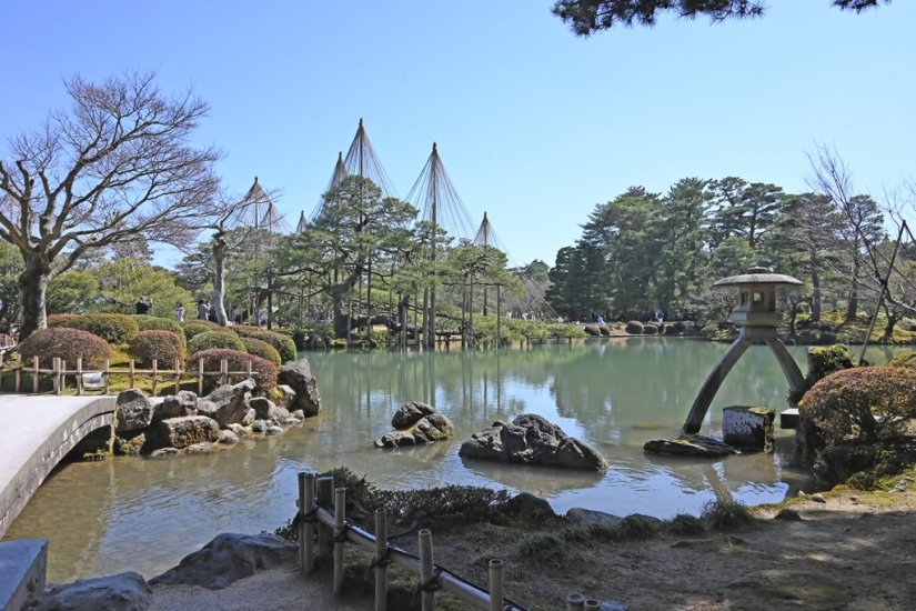 ◆霞ヶ池（かすみがいけ）兼六園のほぼ中心部に位置する、園内でもっとも大きな池。周辺には徽軫灯籠、虹橋、唐崎松、栄螺山や銘石、植木が配されている。