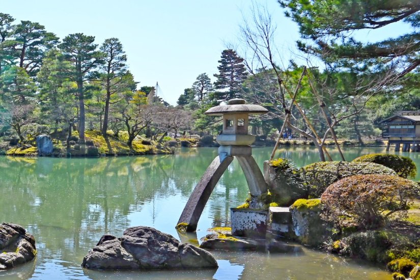 ◆徽軫灯籠（ことじとうろう）兼六園のシンボルとして有名な灯籠。名前の由来は、琴の糸を支える琴柱に似ているためと伝わる。