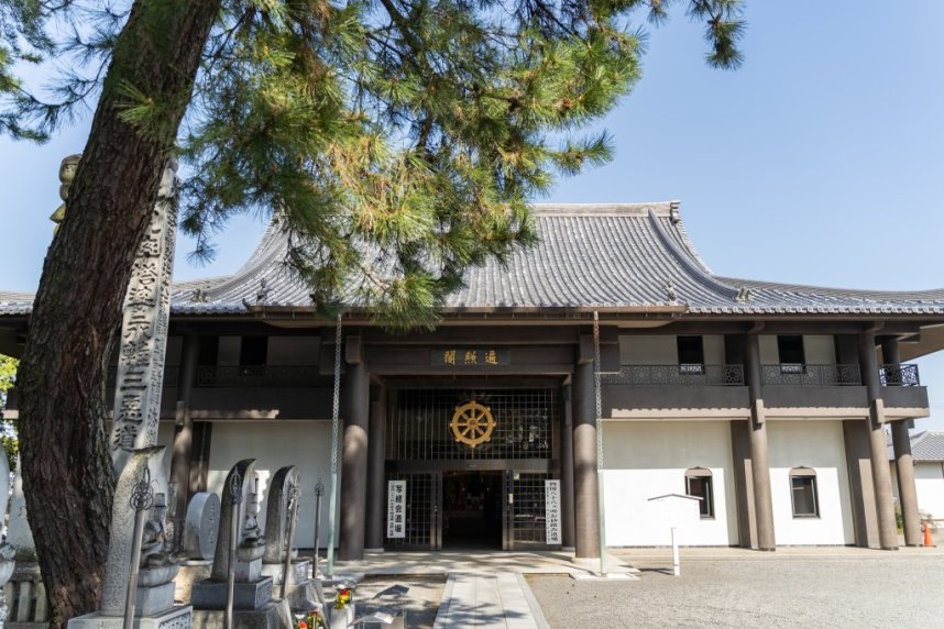 昭和59年（1984）の弘法大師1150年御遠忌の事業の一環として建立。展示会や講演会などにも利用されている。