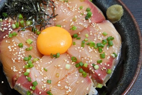 特製のタレにつけこんだハマチの切り身はご飯との相性抜群