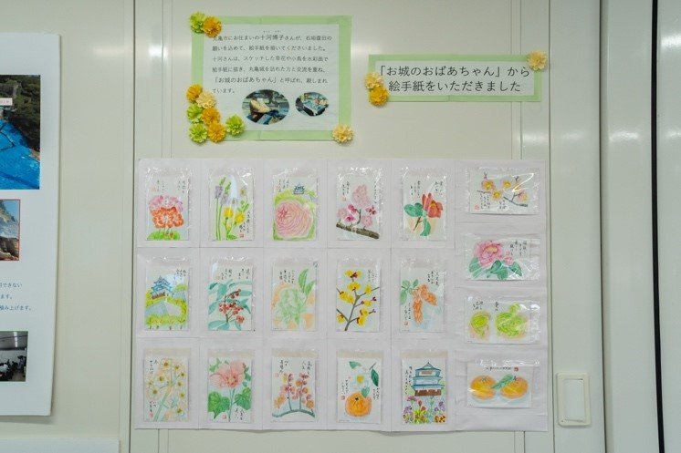 「お城のおばあちゃん」と呼ばれ親しまれている丸亀市在住の十河博子さんが、石垣復旧の願いを込めて描いた絵手紙。