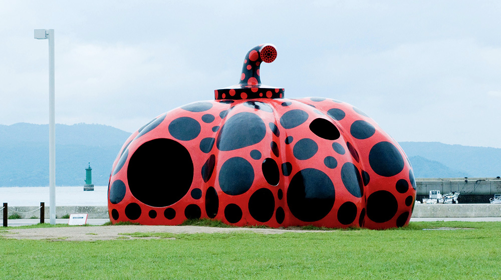 “Red Pumpkin” ©Yayoi Kusama,2006 Naoshima Miyanoura Port Square
Photo／Daisuke　Aochi