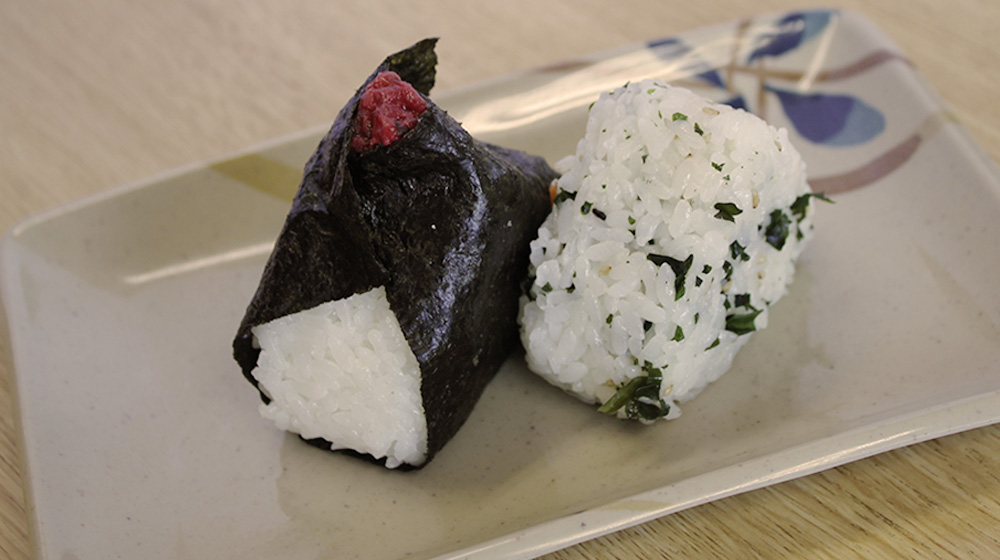 오니기리 밥 안에 재료를 넣어 김으로 감싸서 만드는 일본의 대표적 주먹밥
