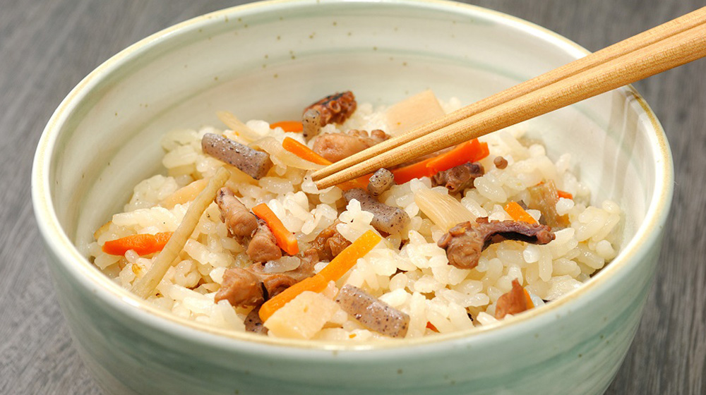 카야쿠고항 채소와 버섯을 쌀에 넣고 밥을 짓는 소박한 맛의 밥