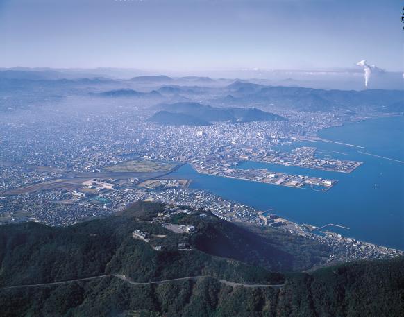 由屋島上空