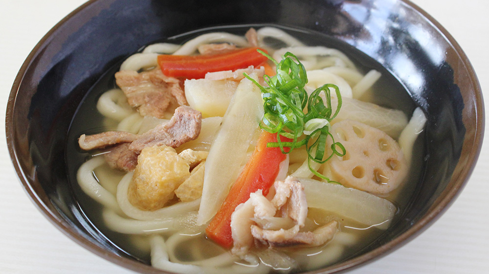 七宝乌冬面 炖入季节蔬菜的限定菜单，是冬季特享的乡土料理。