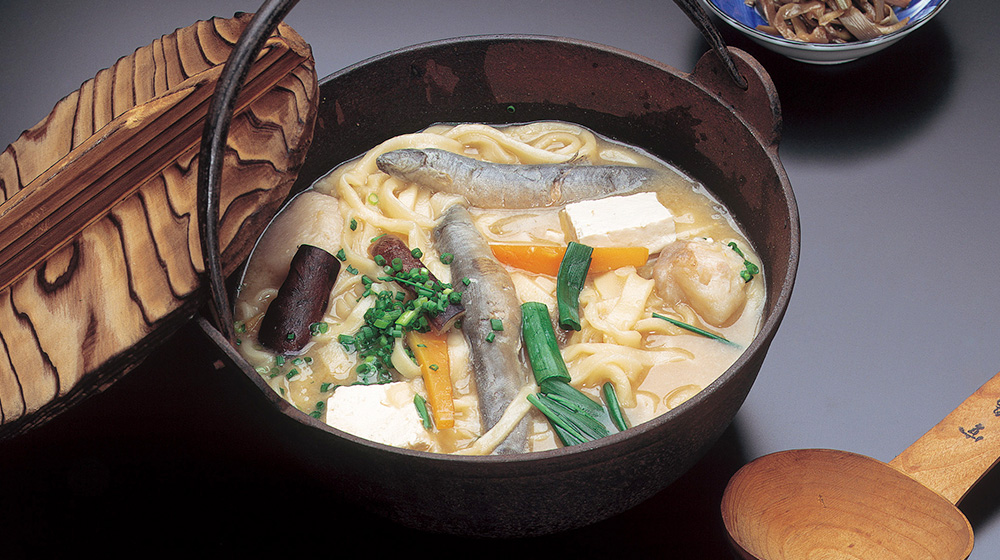 杂煮乌冬面 蔬菜和肉加入味噌炖煮而成的乡土料理。